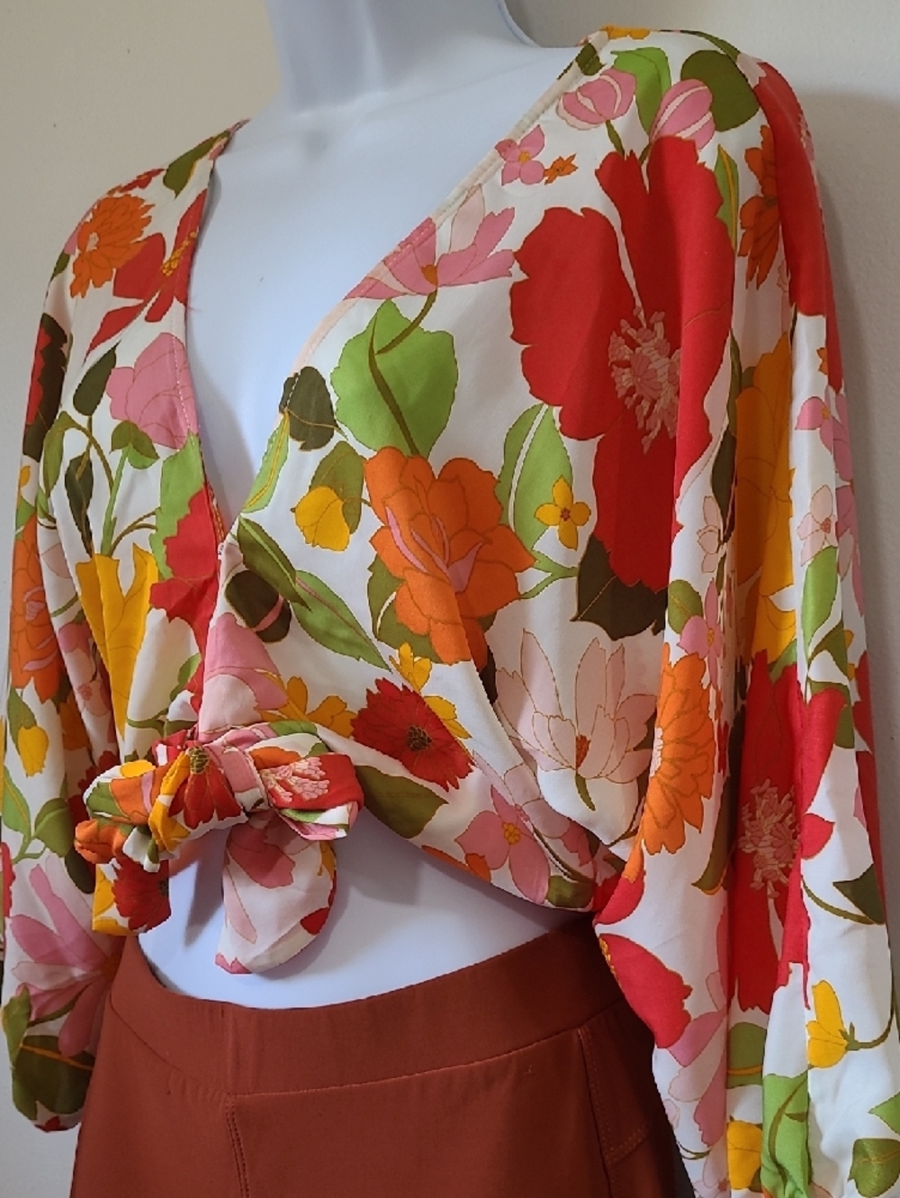 Lush Multi Floral Tie-Front V-Neck Crop Top - Picture 4 of 10